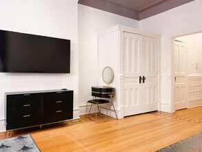 68 E Cedar St in Chicago, IL - Building Photo - Building Photo