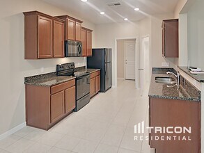 504 Red Dusk Paint Dr in La Marque, TX - Building Photo - Building Photo