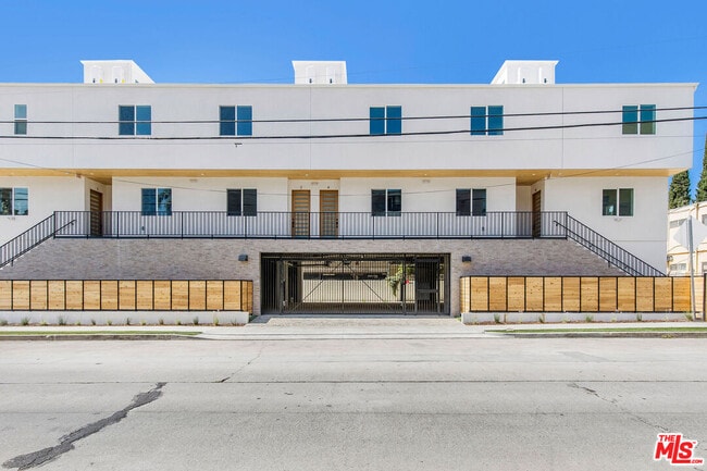 11241 Morrison St in Los Angeles, CA - Building Photo - Building Photo