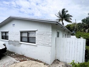 2226 Cody St in Hollywood, FL - Building Photo - Building Photo