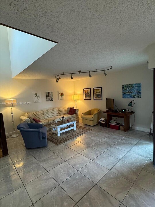13245 SW 111th Terrace in Miami, FL - Building Photo