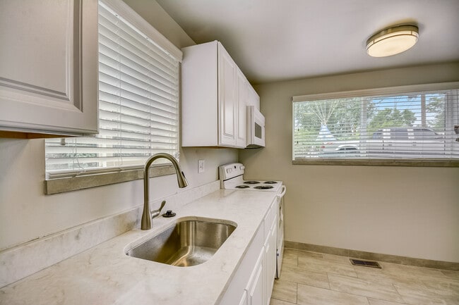 554 S Douglas St, Unit Top Floor