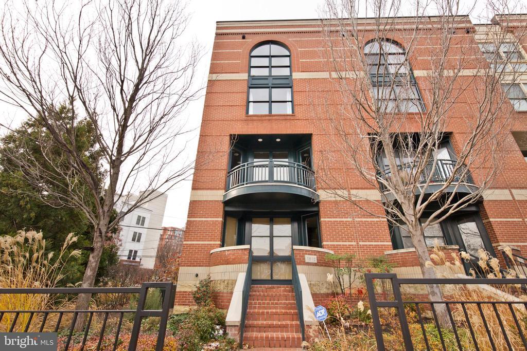 1612 N Rhodes St in Arlington, VA - Building Photo