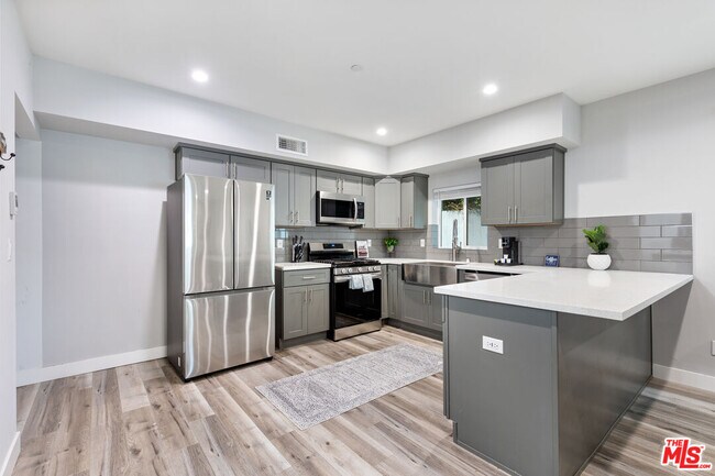 1128 Magnolia Ave in Los Angeles, CA - Building Photo - Building Photo