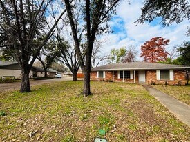 1618 Oakridge Dr in Pantego, TX - Building Photo