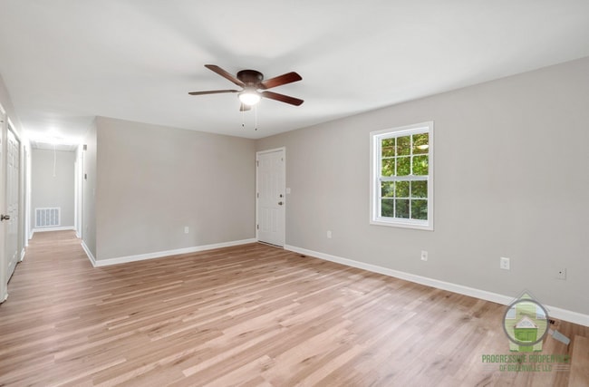 1600 Winding Way in Taylors, SC - Building Photo - Building Photo