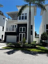 8286 NW 33rd Terrace in Doral, FL - Foto de edificio - Building Photo