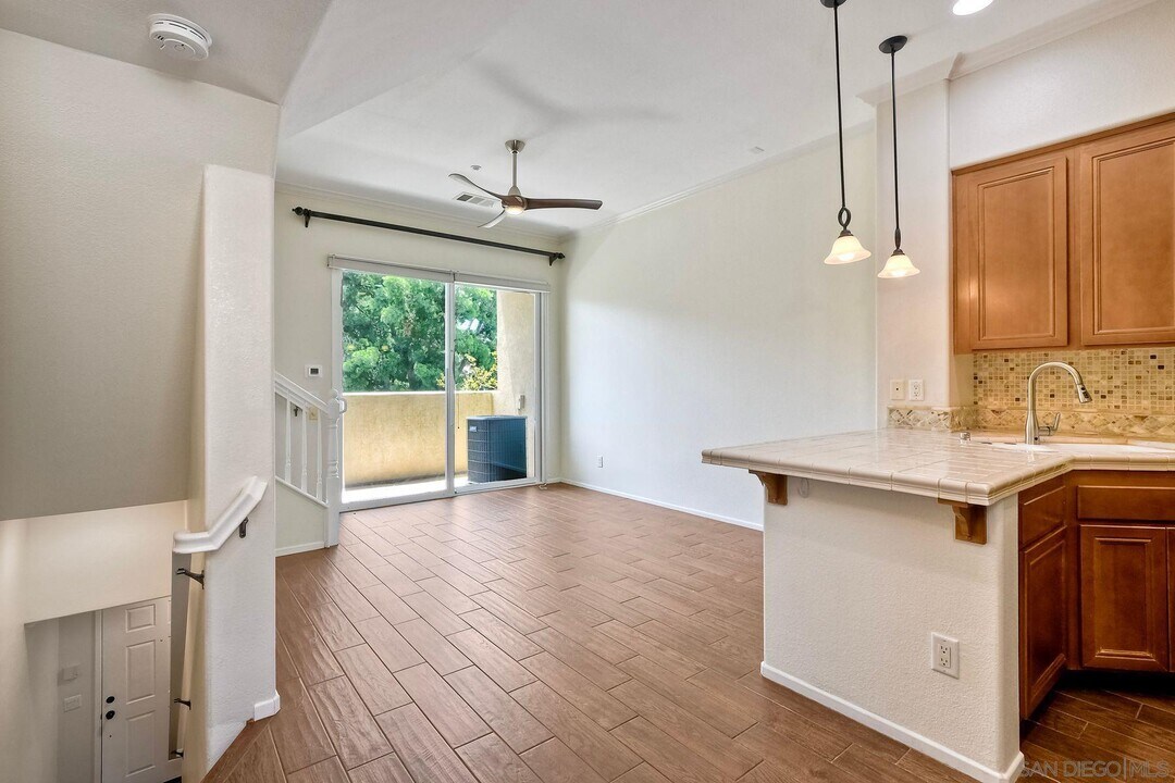 579 Almond Rd in San Marcos, CA - Building Photo