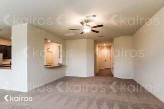 8411 Hannah Rd in Mont Belvieu, TX - Foto de edificio - Building Photo