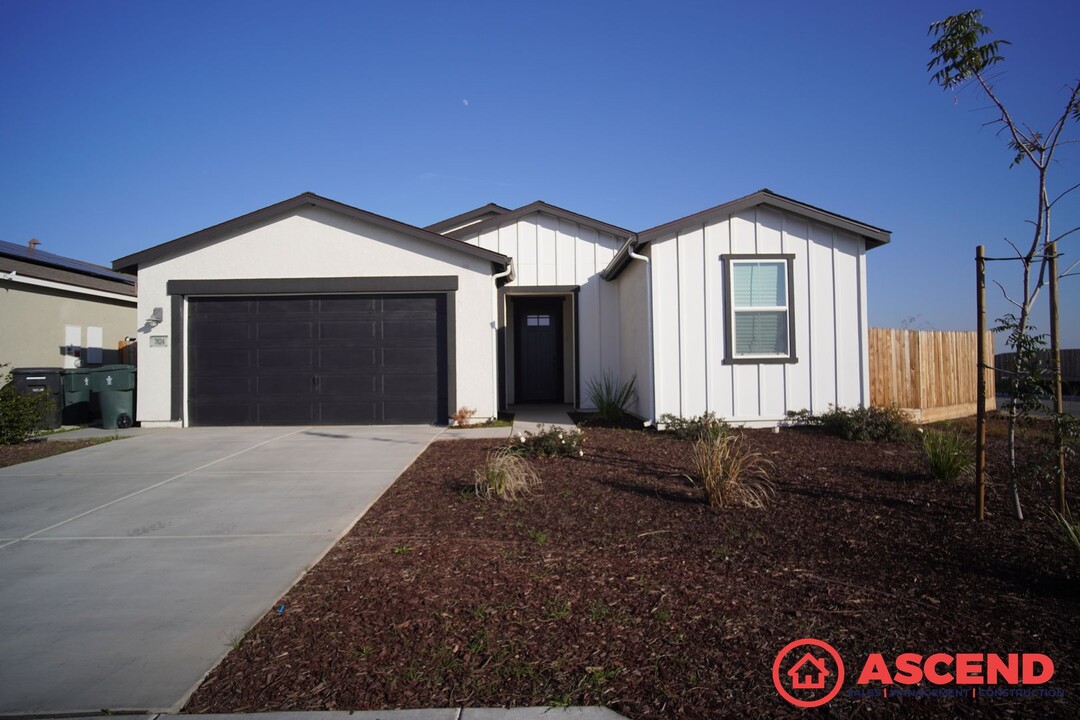 7824 Rio Verde Dr in Bakersfield, CA - Building Photo