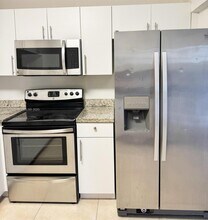 1925 Sans Souci Blvd in North Miami, FL - Foto de edificio - Building Photo