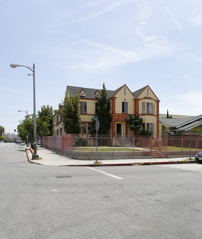 800 S Gramercy Dr in Los Angeles, CA - Foto de edificio - Building Photo