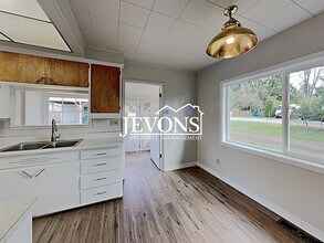 8632 116th Ave SE in Newcastle, WA - Building Photo - Building Photo