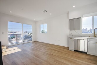 11443 Hatteras St in Los Angeles, CA - Foto de edificio - Building Photo