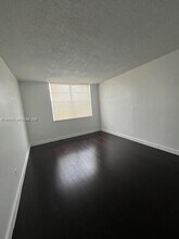 498 NW 165th St in Miami, FL - Building Photo - Building Photo