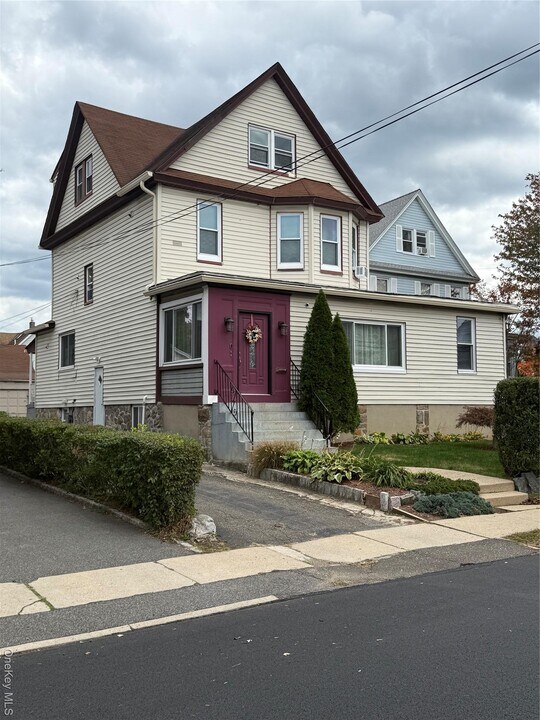 51 Mt Joy Pl in New Rochelle, NY - Building Photo