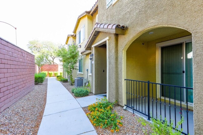 8591 Insignia Ave in Las Vegas, NV - Foto de edificio - Building Photo