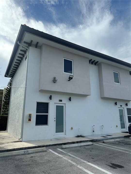 6410 SW 139th Avenue Rd in Miami, FL - Building Photo