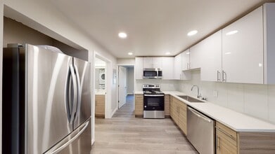 Sylvan Court in Seattle, WA - Foto de edificio - Interior Photo