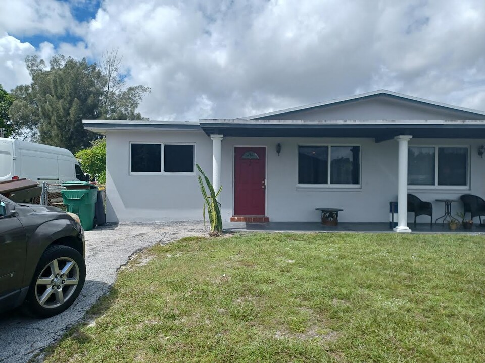 5101 SW 43rd Ter in Fort Lauderdale, FL - Building Photo