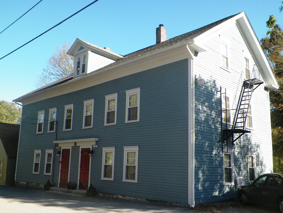 7 Tanyard Ln in Chepachet, RI - Building Photo