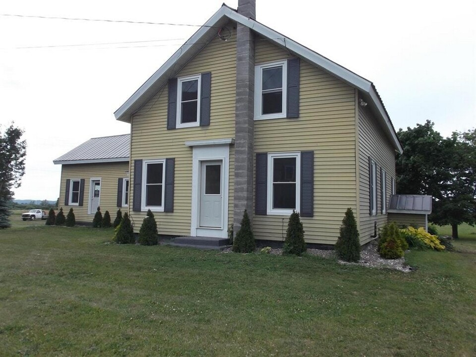 7525 Ethan Allen Hwy in St. Albans, VT - Building Photo