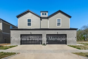 777 S Benchmark Ln in Fayetteville, AR - Building Photo