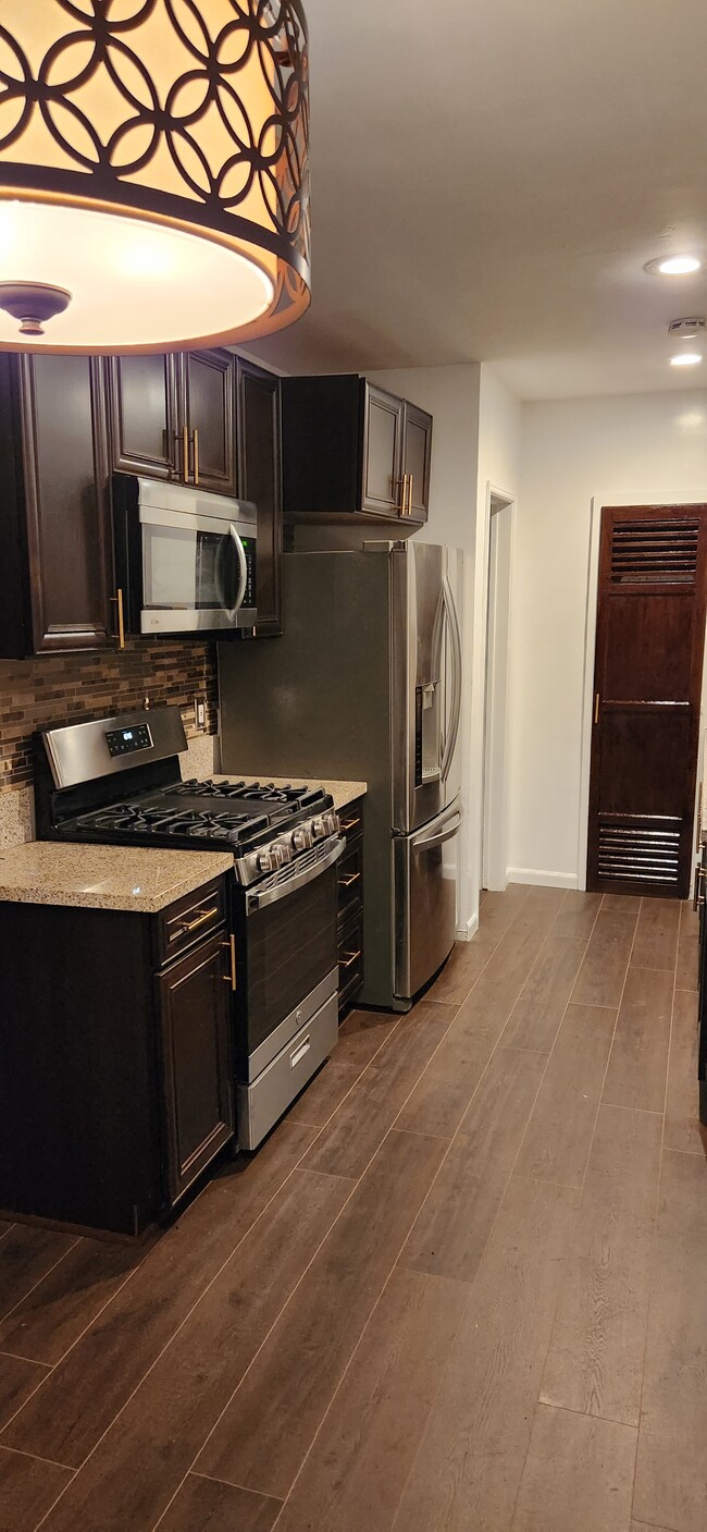 8233 Crenshaw Blvd, Unit 8235 in Inglewood, CA - Building Photo - Building Photo