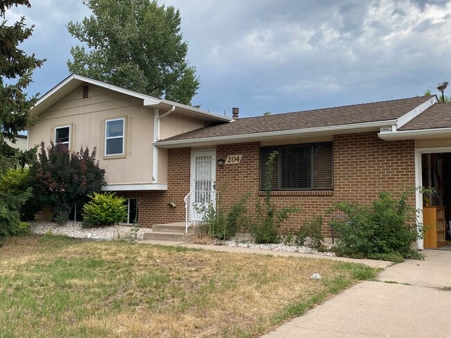 204 E Swallow Rd