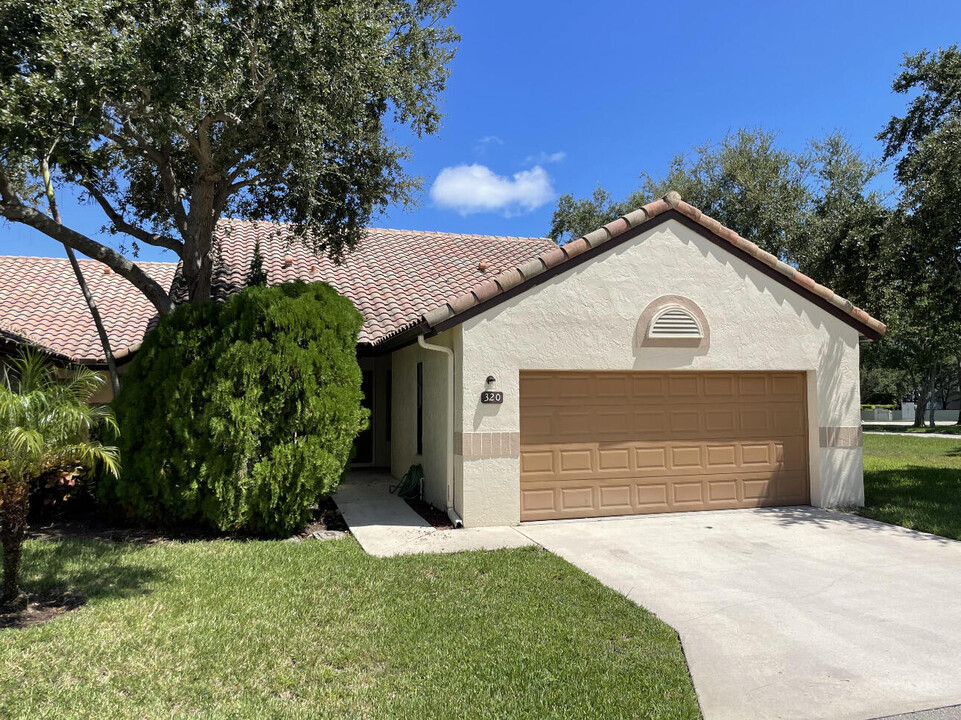 320 Eastwood Terrace in Boca Raton, FL - Building Photo