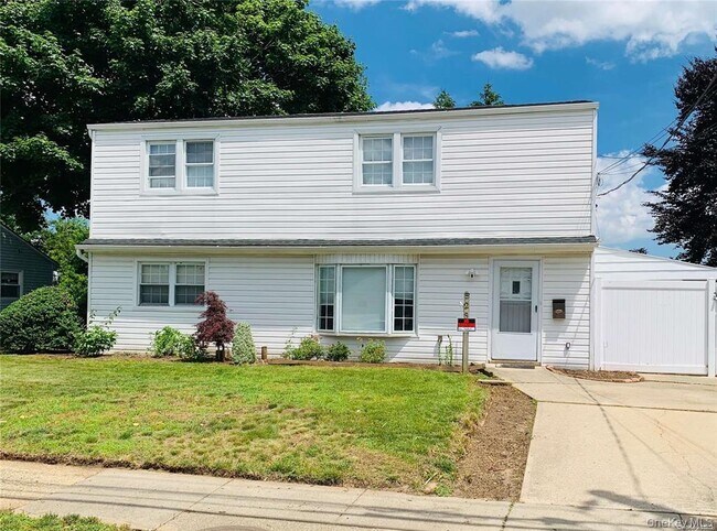 23 Ginny Ln in Bethpage, NY - Building Photo - Building Photo