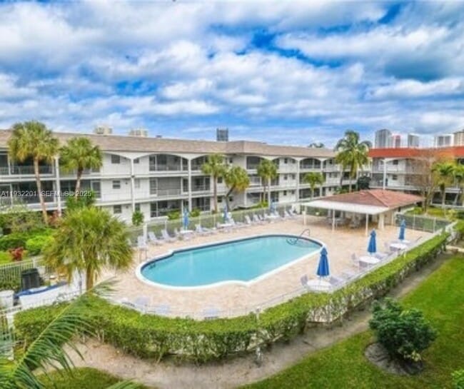 501 Blue Heron Dr in Hallandale Beach, FL - Foto de edificio - Building Photo