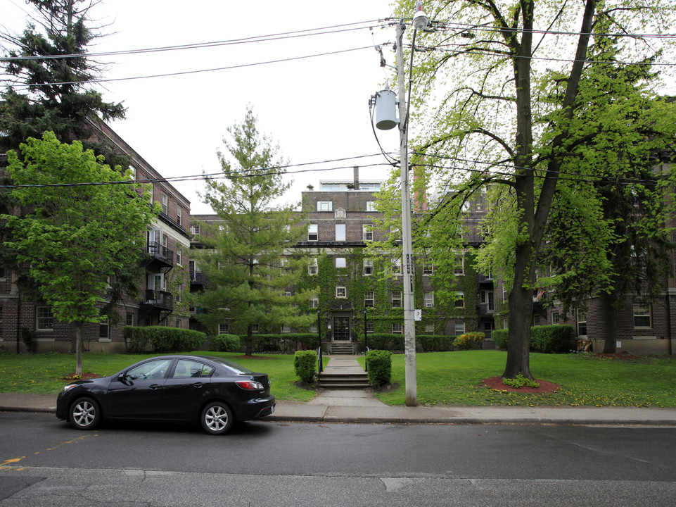 400 Avenue Rd in Toronto, ON - Building Photo