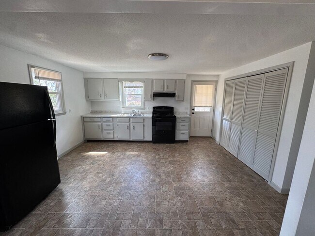 45 N Lake Ave in Southwick, MA - Building Photo - Building Photo