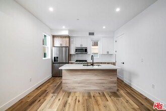 5042 Laurel Canyon Blvd in Los Angeles, CA - Building Photo - Building Photo