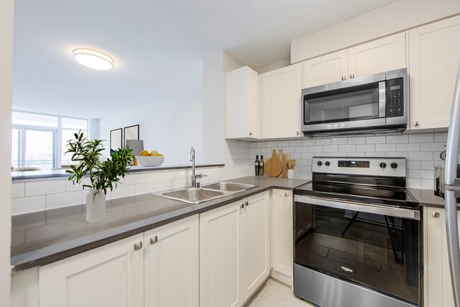 Uptown Towers I & II in Toronto, ON - Building Photo - Building Photo