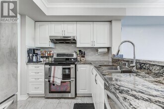 33 Elm Dr W in Mississauga, ON - Building Photo - Building Photo