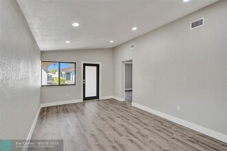 2614 W 65th St in Hialeah, FL - Foto de edificio - Building Photo