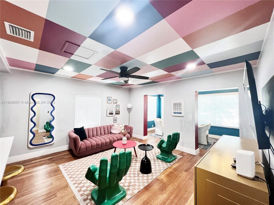 324 NW 52nd St in Miami, FL - Foto de edificio