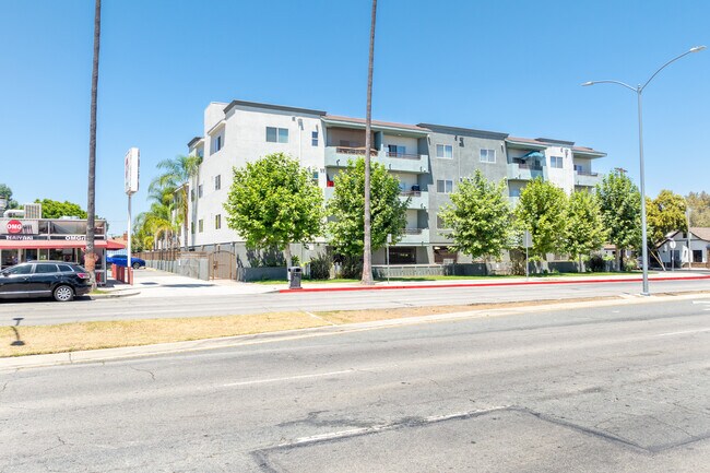 Rubio Villas in Lake Balboa, CA - Building Photo - Building Photo