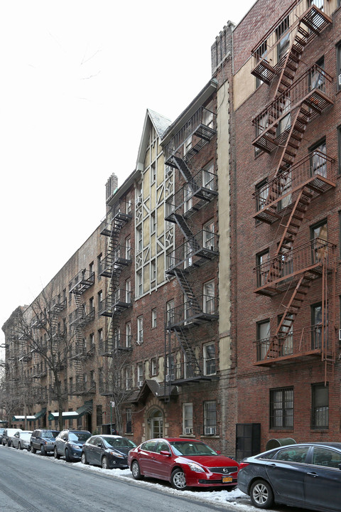 421 W 24th St in New York, NY - Building Photo