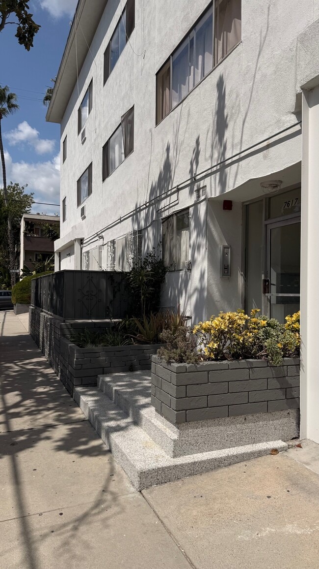 7617 De Longpre Ave, Unit 1 in West Hollywood, CA - Foto de edificio - Building Photo