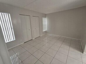 9917 Twin Lakes Dr in Coral Springs, FL - Foto de edificio - Building Photo