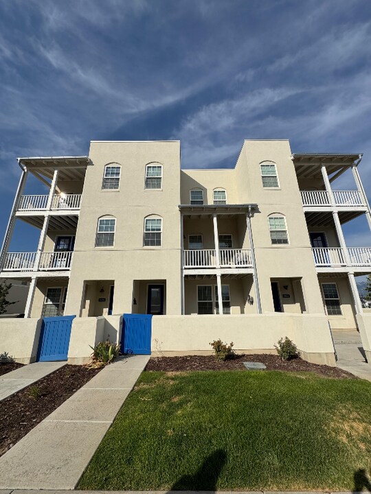 10653 Cardinal Park Rd in South Jordan, UT - Building Photo