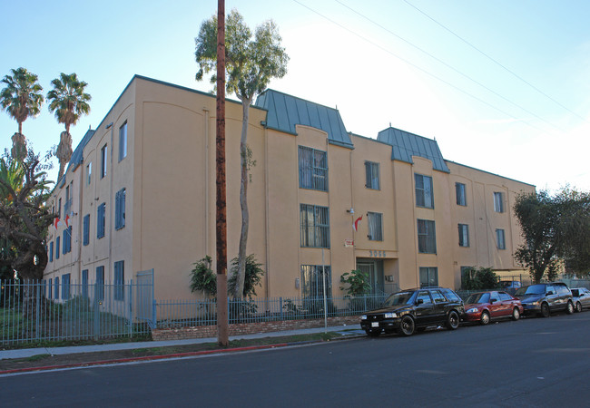 3066 W 15th St in Los Angeles, CA - Foto de edificio - Building Photo