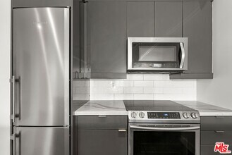 740 Kings Rd in Los Angeles, CA - Building Photo - Building Photo