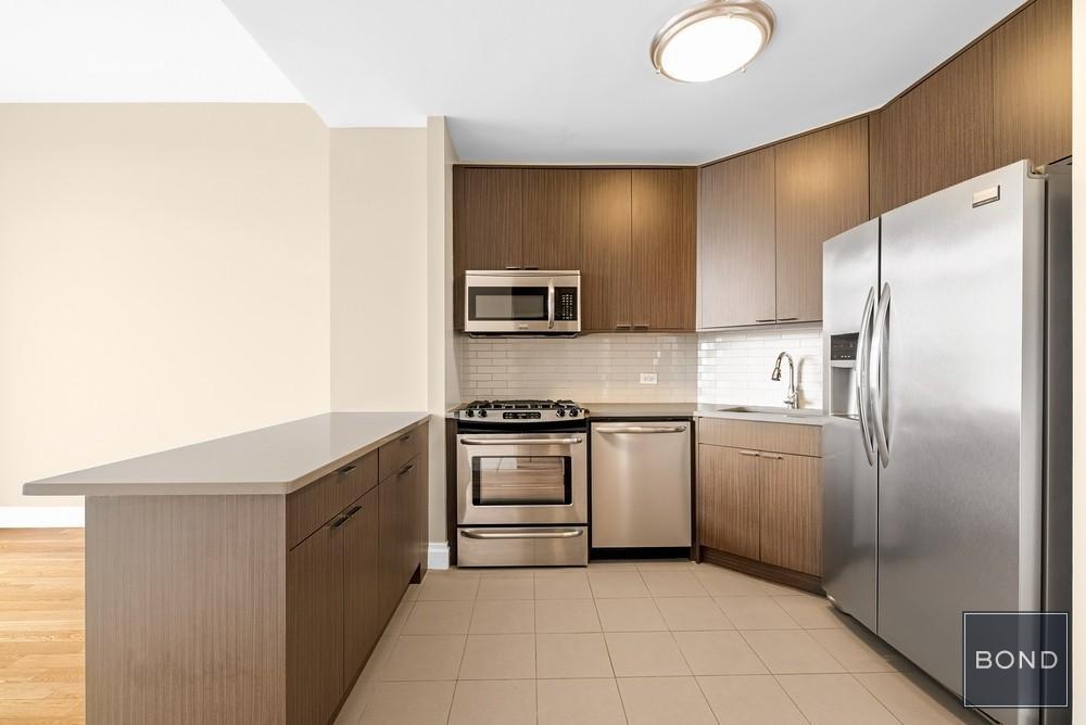 776 Sixth Avenue in New York, NY - Building Photo