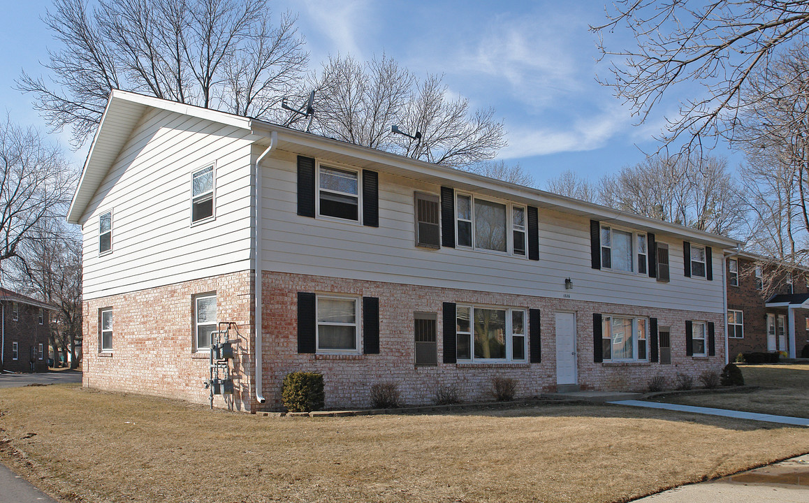 1336 Camden Way in Waukesha, WI - Building Photo