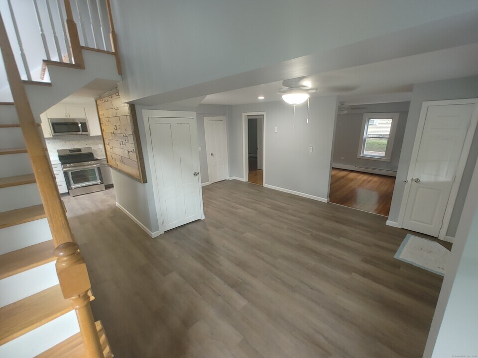 15 Stock Pl in Manchester, CT - Building Photo