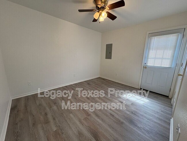 404 N Anglin St in Cleburne, TX - Building Photo - Building Photo